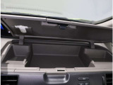 ドア内側、手の届きやすい位置にドアガラスの開閉スイッチ(パワーウインドウ)があります。運転席にはいたずら防止のためのロック付!