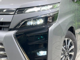 【LEDヘッドライト】悪天候や夜間走行時も良好な視界を確保し安心して運転できる高輝度LEDヘッドライトを装備!点灯速度が早く、消費電力も抑えられています。