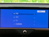 FMやAM、テレビ、交通情報などの項目が表示され、選びたいメニューを確認しやすい画面です。情報が一覧でまとまり、日常の移動中に必要な音声情報を探す際にも便利です。