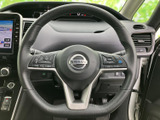 手元に複数のスイッチが配置され、運転姿勢を保ちながら各種機能にアクセスできます。握る部分の形状も手になじみやすく、運転席まわりの操作を手元にまとめたつくりです。