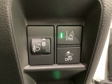 スピードメーターとタコメーターを大きく配した見やすいメーター部になっています。右側のインフォメーション画面でオドメーターや燃費などの情報を確認できます。