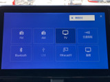 FM・AMラジオに加え、BluetoothやUSBなど複数のメニューを画面上で選べます。用途に応じた音源選びがしやすく、交通情報や後席用の項目も備えています。
