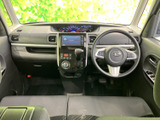 運転席まわりは視界が広く、前方や左右を確認しやすいレイアウトです。落ち着いた色合いのシートと足元で、日々の移動を過ごしやすい空間に仕上がっています。
