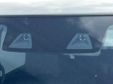 【三菱e-Assist】走行中に前方の車両等を認識し、衝突しそうな時は警報とブレーキで衝突回避と被害軽減をアシスト。より安全にドライブをお楽しみいただけます。
