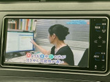 テレビ映像を楽しめる画面を備えており、停車中の休憩時間などに活用できます。画面の表示内容を確認しながら、車内での時間を過ごせる装備です。