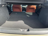 リアシートは片方ずつ倒せます。乗車員数や積む荷物に応じてアレンジが可能ですので多彩に使えてとても便利です。