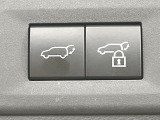 【パワーバックドア】スマートキーや運転席のボタンを押すだけでリアゲートが自動で開閉します!荷物を持っている時や、高い位置にあるバックドアを閉める際に便利な機能です♪