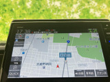 地図上に現在地周辺の道路や施設名が表示され、行き先までの道順確認に活用できます。画面上の表示を見ながら目的地を設定でき、慣れない場所への外出にも便利です。