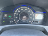速度やシフト位置、各種インジケーターを運転席正面で確認できる配置です。必要な情報がまとまって表示されるため、走行中も視線移動を抑えて状態を把握しやすくなっています。