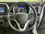 手元に各種スイッチがまとまり、運転姿勢を保ちながら必要な操作にアクセスしやすい配置です。メーターの確認もしやすく、毎日の運転を便利にサポートします。