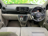 運転席から前方を見渡しやすく、メーターやセンターまわりも視線を移しやすい配置です。明るい色調のシートが車内に開放感を添え、毎日の移動を快適に支えます。