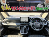 運転席まわりはメーターやナビの位置が見渡しやすく、前方の視界も開放的です。シートには身体を預けやすく、落ち着いた空間でお過ごしいただけます。
