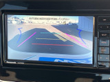 後方の映像に加えてガイドラインも表示され、駐車時に周囲との位置関係を確認するのに役立ちます。画面を見ながら車庫入れや切り返しを行う際の目安として活用できます。