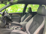 前席は身体を支える形状で、運転席・助手席ともに落ち着いて座れる空間です。窓から外の景色を見渡しやすく、中央の収納やカップホルダーも日常の移動に便利に使えます。