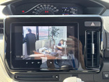 停車中にテレビ映像を楽しめる画面を備えています。画面上で映像を確認でき、待ち時間や休憩のひとときに活用できます。車内で過ごす時間の楽しみが広がる装備です。