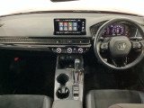 車内は光触媒抗菌消臭施工済です。インパネ周りはスタイリッシュなデザインで機能や装備も充実しています。グローブボックスやカップホルダーのほかにトレーなどたくさんの収納スペースが付いています。