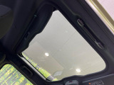 【ガラスルーフ】ガラスルーフ搭載で車内の解放感が一気にアップ!開放的なドライブをお楽しみいただけます。