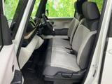 前席は座面と背もたれに明るい色を配し、落ち着いた印象の室内です。運転席から前方を見渡しやすく、助手席との距離感も自然。乗り降りしやすい開口部も便利です。