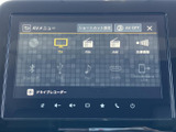AVメニューからテレビやラジオ、Bluetooth、USBなどの項目を選べる画面です。表示が一覧になっているため、使いたい音源や情報を探しやすく、日常のお出かけに役立ちます。
