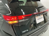 【テールランプ】夜間や悪天候時に後続車へ自車の存在と車幅を伝え、追突事故を防ぐ【安全性の向上】が最大の目的です。