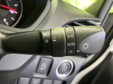 レバーには複数の表示があり、運転席から操作位置を確認しやすい配置です。周辺のスイッチ類とまとまっており、走行中も手元で扱える装備として日常の運転を支えます。