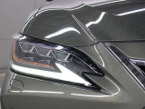 LEDヘッドランプにはアダプティブハイビームシステム「AHS」を採用。光検出カメラで車両検出をし、先行車や対向車に直接ハイビームを当てないように部分遮光します。