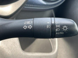 【オートライト(AUTO)】外の明るさをシステムが感知して、自動でヘッドライトが点灯します。ヘッドライトをつけ忘れを防ぐ便利機能です。