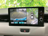後方映像と車両周囲の俯瞰表示を画面で確認でき、駐車時の周囲確認に役立ちます。ガイド線も表示されるため、駐車位置を把握する際に便利です。