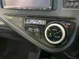 【オートエアコン】一度お好みの温度に設定すれば、車内の温度を検知し風量や温度を自動で調整。暑い&hellip;寒い&hellip;と何度もスイッチ操作をする必要はありません。快適な車内空間には必須の機能ですね♪