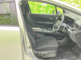 前席は身体を預けやすい形状で、運転席まわりまで見渡しやすいレイアウトです。ドアを開けた際の乗り降りもしやすく、毎日の移動を快適に過ごせます。