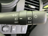 レバーには方向指示やライト類の表示があり、必要な操作を目で確かめやすい設計です。運転席から手を伸ばしやすい位置に備わり、日常の運転で使いやすさを感じられます。