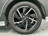 【純正アルミホイール】車体に最適化された設計による優れた耐久性と走行性能、そしてデザイン性。特に、足回りの軽量化は加速性能・燃費・乗り心地の向上に繋がり、ブレーキ性能も高めます。