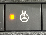 【ステアリングヒーター】冬場に冷たくなりやすい革巻きステアリングを、スイッチ一つで素早く適温に!エアコンよりも早く温まってくれるので、寒い日の運転も快適になりますね♪