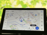 地図を画面いっぱいに表示でき、現在地や周辺の道路を確認しながら目的地を探せます。行き先の設定も画面上で進められ、初めての場所へのお出かけにも活用しやすい装備です。