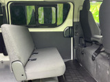 後席には横向きのベンチシートが備わり、乗車人数に合わせた使い方ができます。窓から外の様子を感じられ、同乗者も落ち着いて過ごしやすい室内空間です。