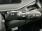 【オートライト】車のセンサーが周囲の明るさを感知し、自動でヘッドライトを点灯・消灯する機能です。この機能は夕暮れ時の交通事故が多い時間帯の安全性を高めてくれます。