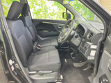 運転席まわりは視界を確保しやすいレイアウトで、前方や左右の状況を確認しやすい印象です。座席は身体を預けやすい形状で、毎日の通勤やお出かけも落ち着いて過ごせます。