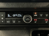 運転にかかわる様々な操作を安全に行えるように視点移動が少なく操作性に配慮されたスイッチ類が凝縮されたコクピットです。