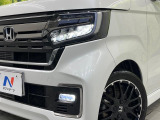 【LEDヘッドライト】悪天候や夜間走行時も良好な視界を確保し安心して運転できる高輝度LEDヘッドライトを装備!点灯速度が早く、消費電力も抑えられています。