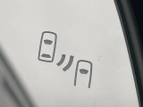 【ブラインドスポットモニター】走行中、ドアミラーの死角になりやすい箇所に後続車が接近するとサイドミラーのレンズに警告を表示!ドライバーに注意喚起をしてくれます。