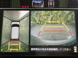 後方映像に加えて車両周辺を俯瞰する表示もあり、駐車時の周囲確認をサポートします。ガイドラインも表示されるため、後退時の目安として日常の駐車に役立ちます。