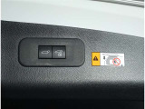 パワーバックドア装備!リヤゲートのスイッチを押すだけでバックドアが閉まります!運転席周りからも開閉の操作ができます♪