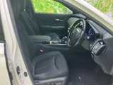 運転席まわりは前方への視界が広く、シートに腰掛けた際も周囲を確認しやすい印象です。黒を基調とした落ち着いた空間で、ゆったり座れるシートとすっきりした足元が迎えます。