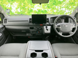 運転席まわりは視界が広く、前方や左右の状況を確認しやすいレイアウトです。シートや操作部が整然と並び、乗り込んだ際にも落ち着いて過ごせる空間になっています。