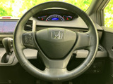 握りやすい形状で、運転姿勢を保ちながら自然に操作できます。手元には各種スイッチも備わり、視線を大きく移さず操作しやすい点も日常使いに便利です。