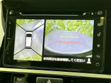 後方の映像に加えて車両周囲を確認できる画面構成です。駐車時に周囲や進行方向の目安を確認しやすく、車庫入れなどの日常場面で役立ちます。