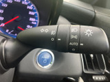 レバーには各種表示がまとまり、必要な設定を目で確認しやすい仕様です。運転席から手の届きやすい位置にあり、視線移動を抑えながら扱いやすく、日常の運転を支えてくれます。