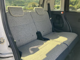 後席には左右に分かれた座面と背もたれ、ヘッドレストを備え、落ち着いて座れる空間です。窓から外の景色も楽しめるため、ご家族やご友人との移動にも活躍しそうです。