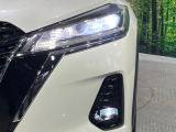 【LEDヘッドライト】悪天候や夜間走行時も良好な視界を確保し安心して運転できる高輝度LEDヘッドライトを装備!点灯速度が早く、消費電力も抑えられています。