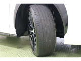 タイヤサイズ フロント:235/50R20.リヤ:255/45R20。